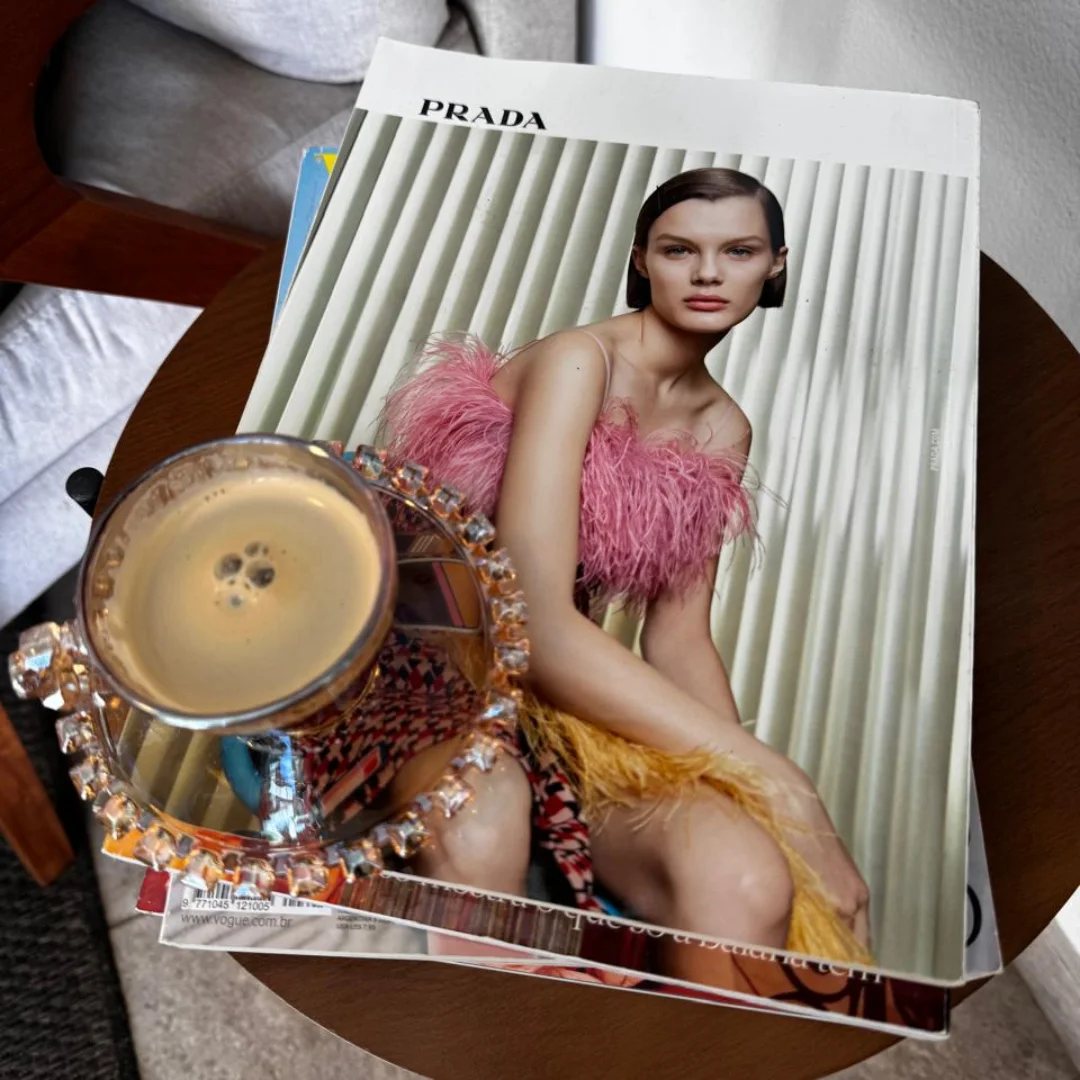 Revista e café na recepção
